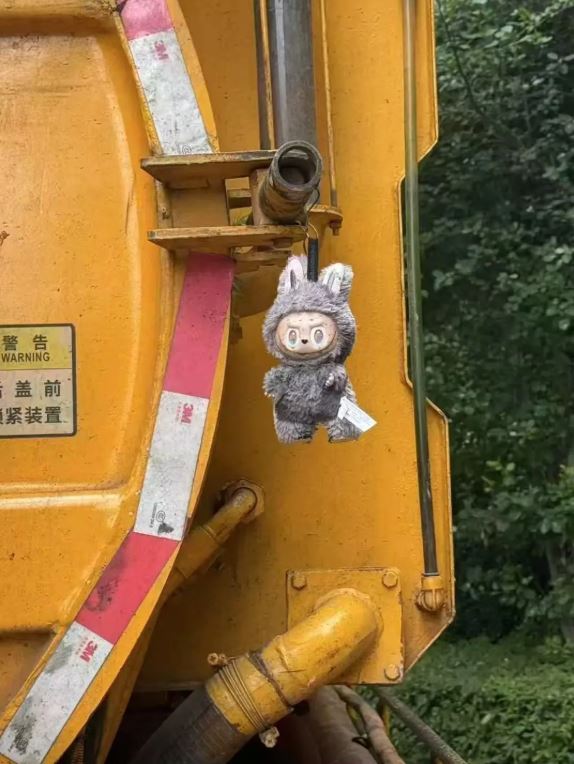 隐藏款LABUBU被挂在吸粪车上。